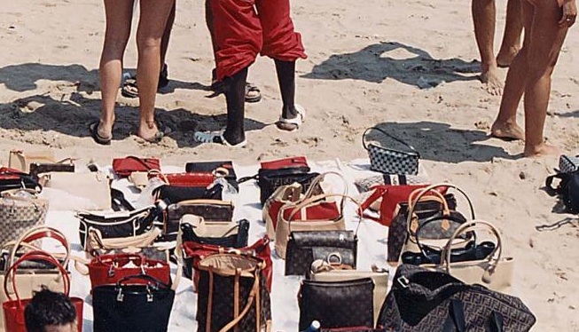 borse contraffatte spiaggia