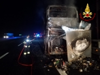 Autobus in fiamme sulla A14, turisti salvi