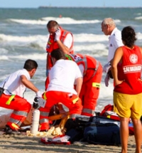 Riccione, tragedia in spiaggia, annegata 63enne