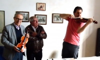 Il liutaio Celli dona due violini al Lettimi
