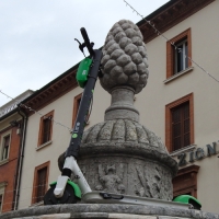 Un monopattino sulla pigna di piazza Cavour