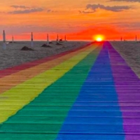 Niente gay pride a causa del coronavirus, bagnino dipinge passerella arcobaleno