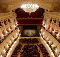 Teatro Galli, la prima dei nonni: “è questa la vera inaugurazione”