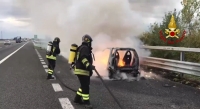 Auto in fiamme sulla A14, l&#039;intervento dei vigili del fuoco