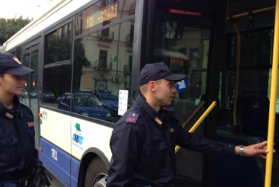 Tenta furto alla fermata del bus, ma un passeggero lo scopre