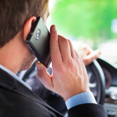 Una mano al telefonino, l&#039;altra al volante: 12 automobilisti multati