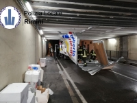 Via Martinelli, furgone s’incastra nel sottopasso