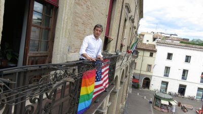 Bandiere americana e arcobaleno esposte a palazzo Garampi