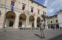 Palazzo Garampi, bandiere a mezz&#039;asta per le vittime del covid
