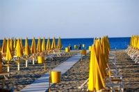 Ordinanza balneare, a Rimini 18 metri quadrati per ombrellone