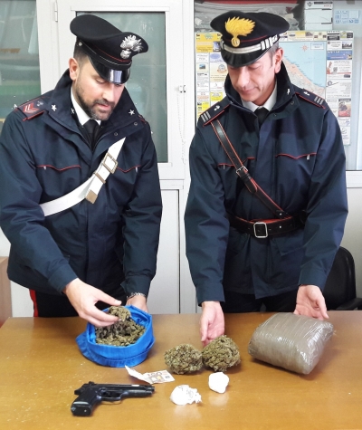 Arrestato clandestino albanese, aveva in casa un chilo e mezzo di marijuana