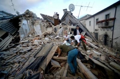 Terremoto, 63 vittime (bilancio non ufficiale). Due bambini estratti vivi dalle macerie ad Arquata
