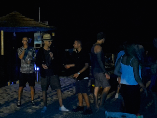 gruppetto spiaggia spacciatore