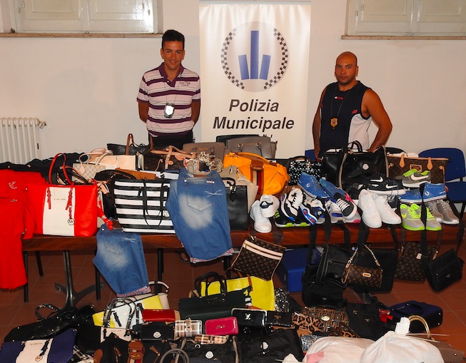 polizia municipale merci contraffatte