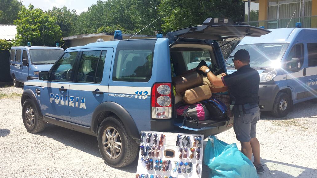polizia sequesti vucumpra
