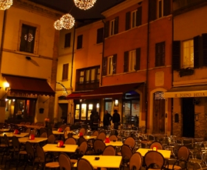 Tavoli in piazzetta senza permessi, giorno di chiusura per locale pescheria