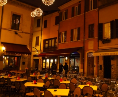 Tavoli in piazzetta senza permessi, giorno di chiusura per locale pescheria