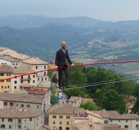 Pennabilli, torna il funambolo da record