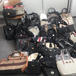 Griffe contraffatte, sequestrate 50 borse. Denunciato venditore abusivo