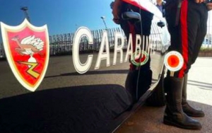 Tenta di dar fuoco a auto ex, arrestato