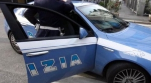 Prende la moglie a mattarellate, arrestato