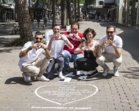 Graffiti allo yogurt, selfie e sconti per il bijoux