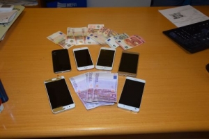 Ladri di telefonini alla stazione dei treni
