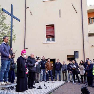 Cl, torna la Via Crucis: con il vescovo si prega per la pace