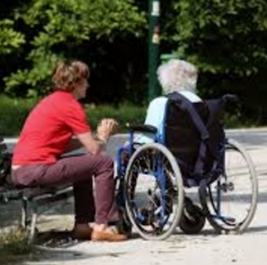 Welfare, 200 italiani cercano come badanti