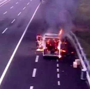 Grottarossa, furgone a fuoco sulla A14