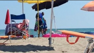 Commercio abusivo in spiaggia, multati tre bengalesi. Denunciata massaggiatrice cinese