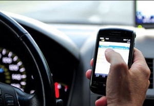 Strade pericolose, 200 riminesi beccati alla guida col telefonino