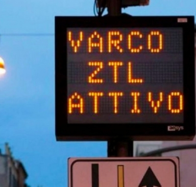 Ztl allargata, operai al lavoro per montare i nuovi varchi