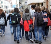 Scuola, vietati jeans strappati