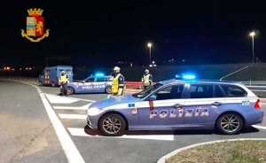 Capodanno, in 12 ubriachi alla guida. Droga in auto, fuga al posto di blocco