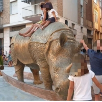 Bambini sul rinoceronte di Fellini, Erbetta: e se si fanno male?