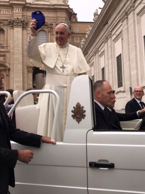 Francesco saluta con il cappellino gli alunni della Karis