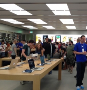 Auto contro vetrina, svaligiato Apple store