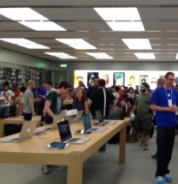 Auto contro vetrina, svaligiato Apple store