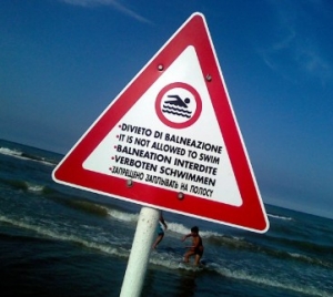 Balneazione vietata, Tosi indagata