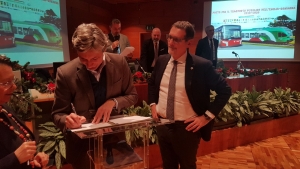 Trasporto pubblico, il sindaco Gnassi firma per la riforma