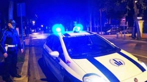 Sicurezza, vigili in strada di notte in estate