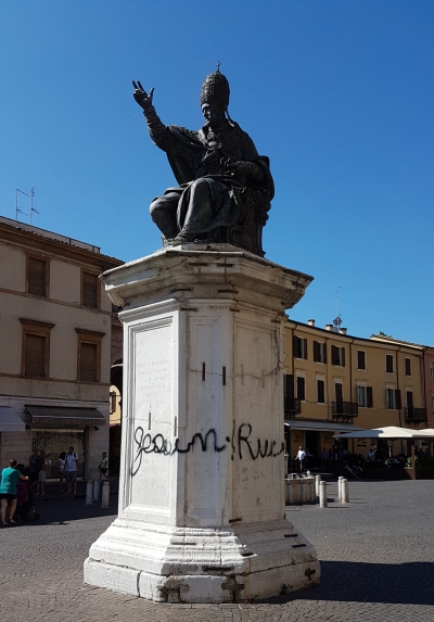 Vandalo cinquantenne attacca Paolo V