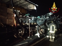 A14, scontro tra due camion