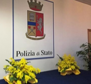 Tenta di gettare compagna incinta finestra