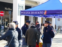 Vittima di violenza, si confida al gazebo della polizia