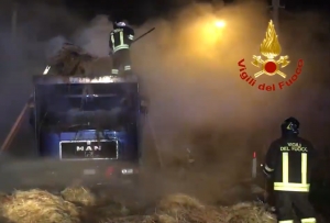 Rotoballe in fiamme: tre ore per spegne l’incendio