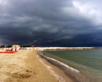 Il maltempo svuota le spiagge