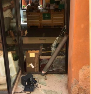 Ladri devastano rivenditore cannabis