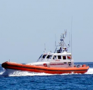 Gita in barca rischia di finire in tragedia, guardia costiera recupera sette naufraghi